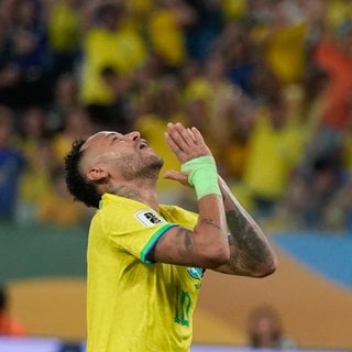 Brasiliens Neymar reagiert nach einer verpassten Torchance - Neymar-Comeback für Brasilien muss warten