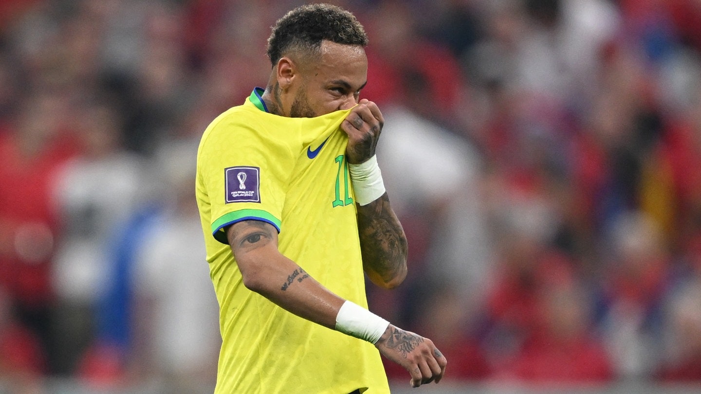 Neymar von Brasilien zieht sich das Tshirt übers Gesicht. - Neymar-Comeback für Brasilien muss warten