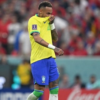 Neymar von Brasilien zieht sich das Tshirt übers Gesicht. - Neymar-Comeback für Brasilien muss warten