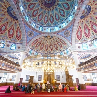 Besucher sitzen bei einer Führung in der DITIB-Merkez Moschee in Duisburg - Über 40 Verletzte durch islamfeindliche Straftaten in 2024 