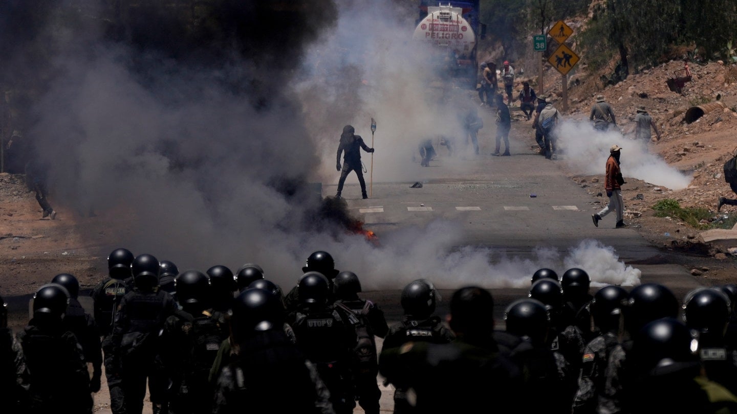 Die Polizei setzt Tränengas ein, um Anhänger des ehemaligen Präsidenten Evo Morales zu vertreiben, die seit Tagen Straßen blockieren, um zu verhindern, dass gegen ihn eine strafrechtliche Untersuchung wegen des Vorwurfs des Missbrauchs einer Minderjährigen während seiner Amtszeit eingeleitet wird.