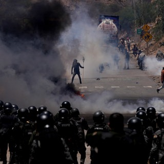 Die Polizei setzt Tränengas ein, um Anhänger des ehemaligen Präsidenten Evo Morales zu vertreiben, die seit Tagen Straßen blockieren, um zu verhindern, dass gegen ihn eine strafrechtliche Untersuchung wegen des Vorwurfs des Missbrauchs einer Minderjährigen während seiner Amtszeit eingeleitet wird.