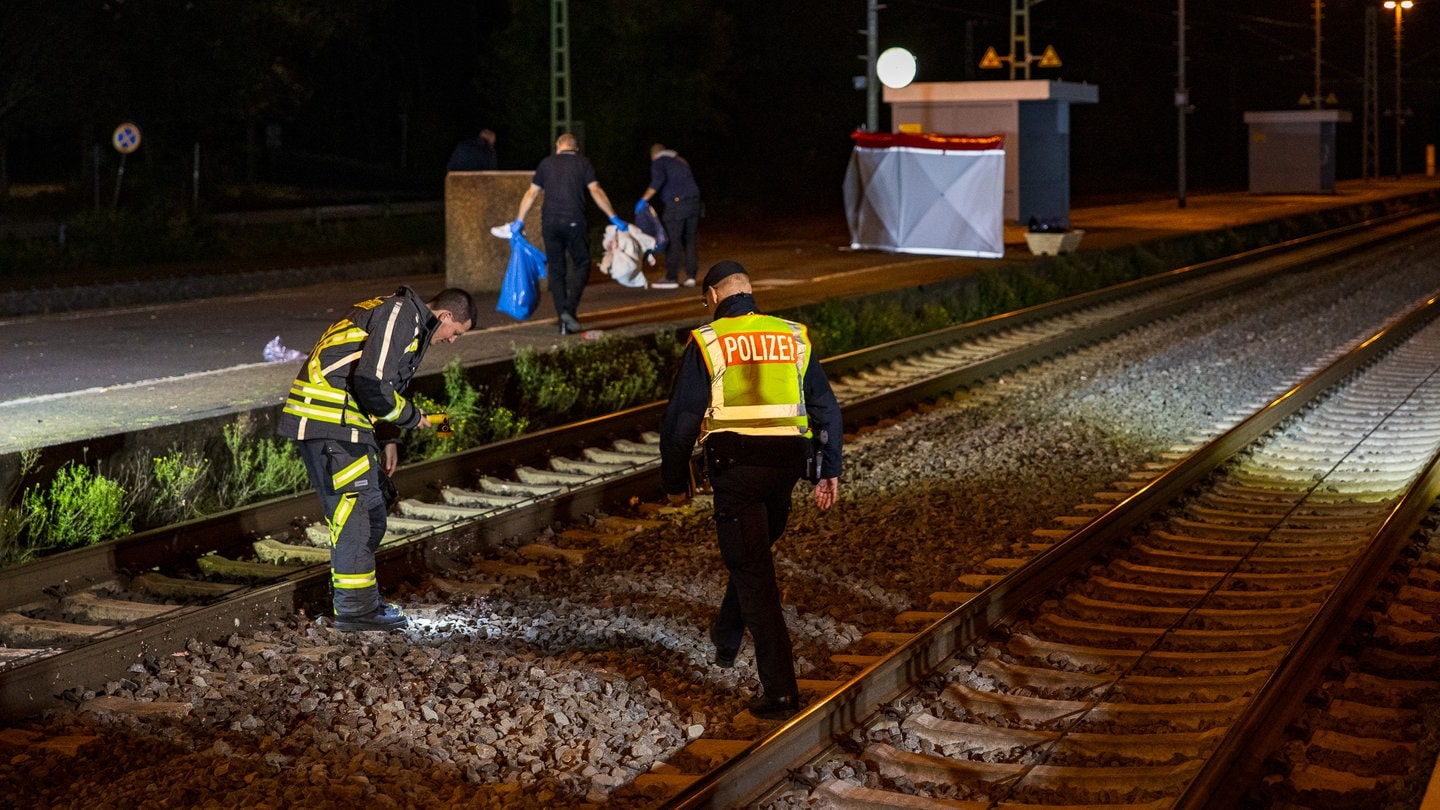 Rettungskräfte arbeiten an der Unfallstelle. Ein Schnellzug hat am Bahnhof in Langenselbold in Hessen zwei Menschen erfasst und tödlich verletzt.