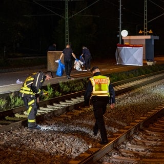 Rettungskräfte arbeiten an der Unfallstelle. Ein Schnellzug hat am Bahnhof in Langenselbold in Hessen zwei Menschen erfasst und tödlich verletzt.