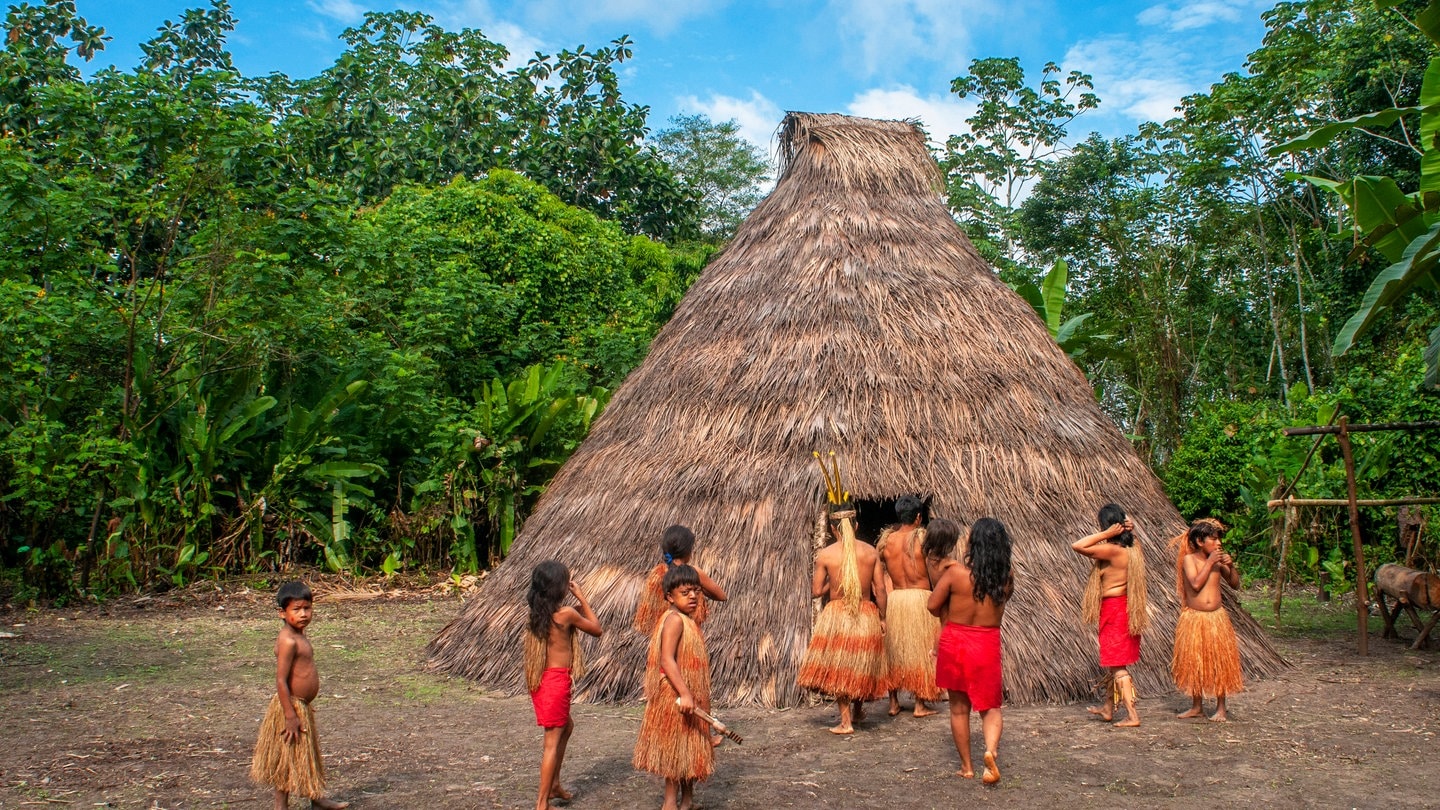 Ein Yagua maloca, traditionelles Haus mit Strohdach, Umgebung von Iquitos, Amazonas-Peru Yagua, Yahuna, Nihamwo, Yihamwo, Nihamwo oder Mishara sind ein indigenes Volk, das in der Provinz Mariscal Ramon Castilla und der Provinz Putumayo, beide im Departement, lebt von Loreto, Peru und in den Reservaten Santa Sofia und El Progreso im kolumbianischen Departement Amazonas.