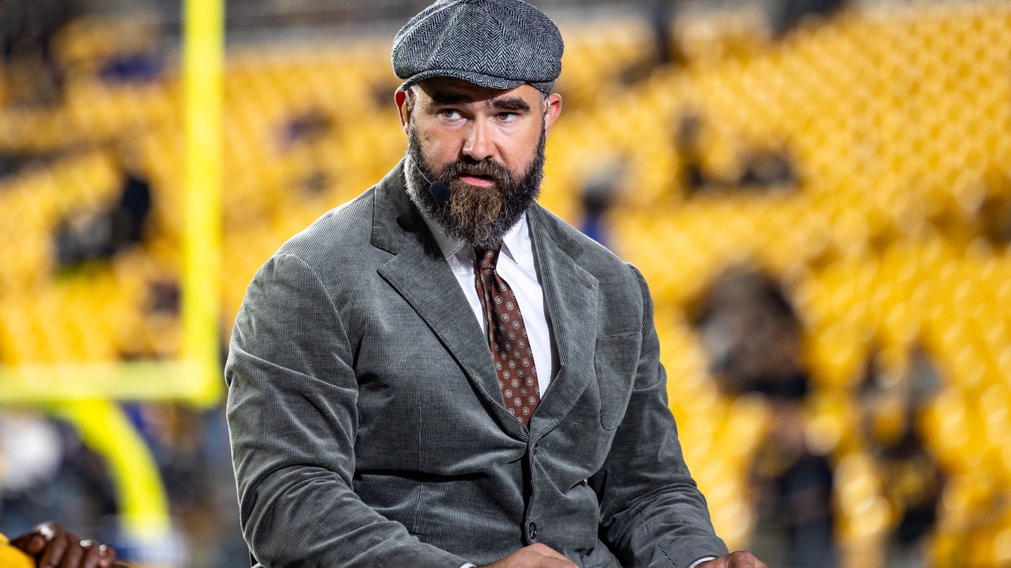 October 28, 2024, Hookstown, Pennsylvania, USA: NFL, American Football Herren, USA analyst JASON KELCE on the Monday Night Football set before the NFL football game between the Pittsburgh Steelers and the New York Giants in Pittsburgh, Pennsylvania. Hookstown USA - ZUMAg257 20241028_zsp_g257_071