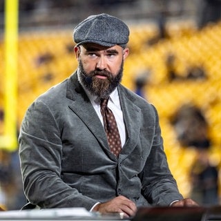 October 28, 2024, Hookstown, Pennsylvania, USA: NFL, American Football Herren, USA analyst JASON KELCE on the Monday Night Football set before the NFL football game between the Pittsburgh Steelers and the New York Giants in Pittsburgh, Pennsylvania. Hookstown USA - ZUMAg257 20241028_zsp_g257_071 