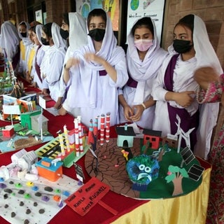 Schulkinder in Pakistan bei einem Tag der offenen Tür. Sie tragen Atemschutzmasken wegen des Smogs.