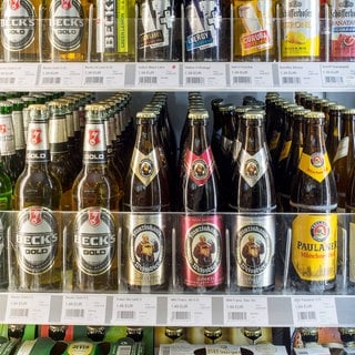 Bier in einer Tankstelle: In einer Tankstelle in Hildrizhausen hat sich ein Einbrecher auf eine Kühltruhe gesetzt und Bier getrunken.