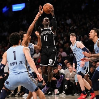 Der deutsche Basketballer Dennis Schröder hat die Brooklyn Nets zum Sieg gegen die Memphis Grizzlies geführt. Das war beim Spiel los.