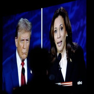 Eine Präsidentschaftsdebatte zwischen dem republikanischen Präsidentschaftskandidaten und ehemaligen US-Präsidenten Donald Trump und der demokratischen Präsidentschaftskandidatin und US-Vizepräsidentin Kamala Harris ist auf einem Bildschirm im Spin Room zu sehen.