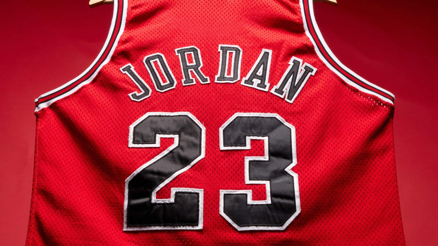 Das undatierte, vom Auktionshaus Sotheby's zur Verfügung gestellt Bild zeigt eins der zur Auktion stehenden Trikots von Michael Jordan.