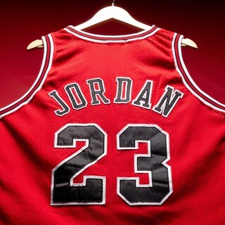 Das undatierte, vom Auktionshaus Sotheby's zur Verfügung gestellt Bild zeigt eins der zur Auktion stehenden Trikots von Michael Jordan.