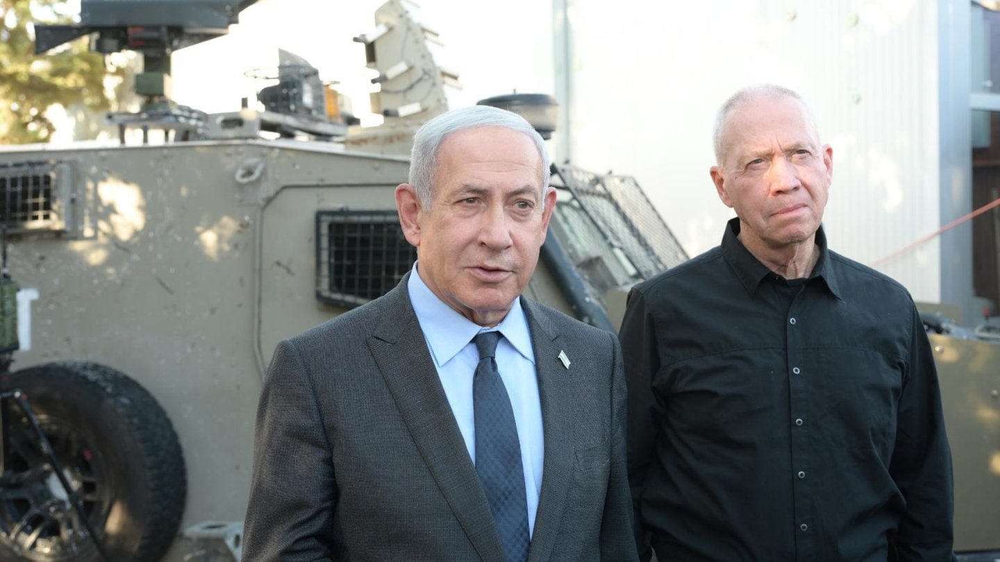 Israels Premierminister Benjamin Netanjahu und Verteidigungsminister Joav Gallant während ihres Besuchs im Hauptquartier des Zentralkommandos der Israelischen Verteidigungsstreitkräfte.