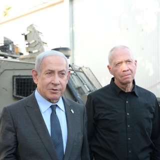 Israels Premierminister Benjamin Netanjahu und Verteidigungsminister Joav Gallant während ihres Besuchs im Hauptquartier des Zentralkommandos der Israelischen Verteidigungsstreitkräfte.