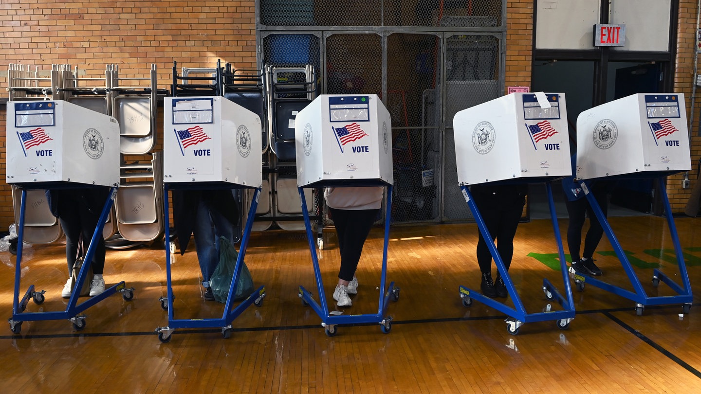 US-Wahl: Menschen füllen ihre Stimmzettel in einem Wahllokal in Forest Hills, Queens aus.