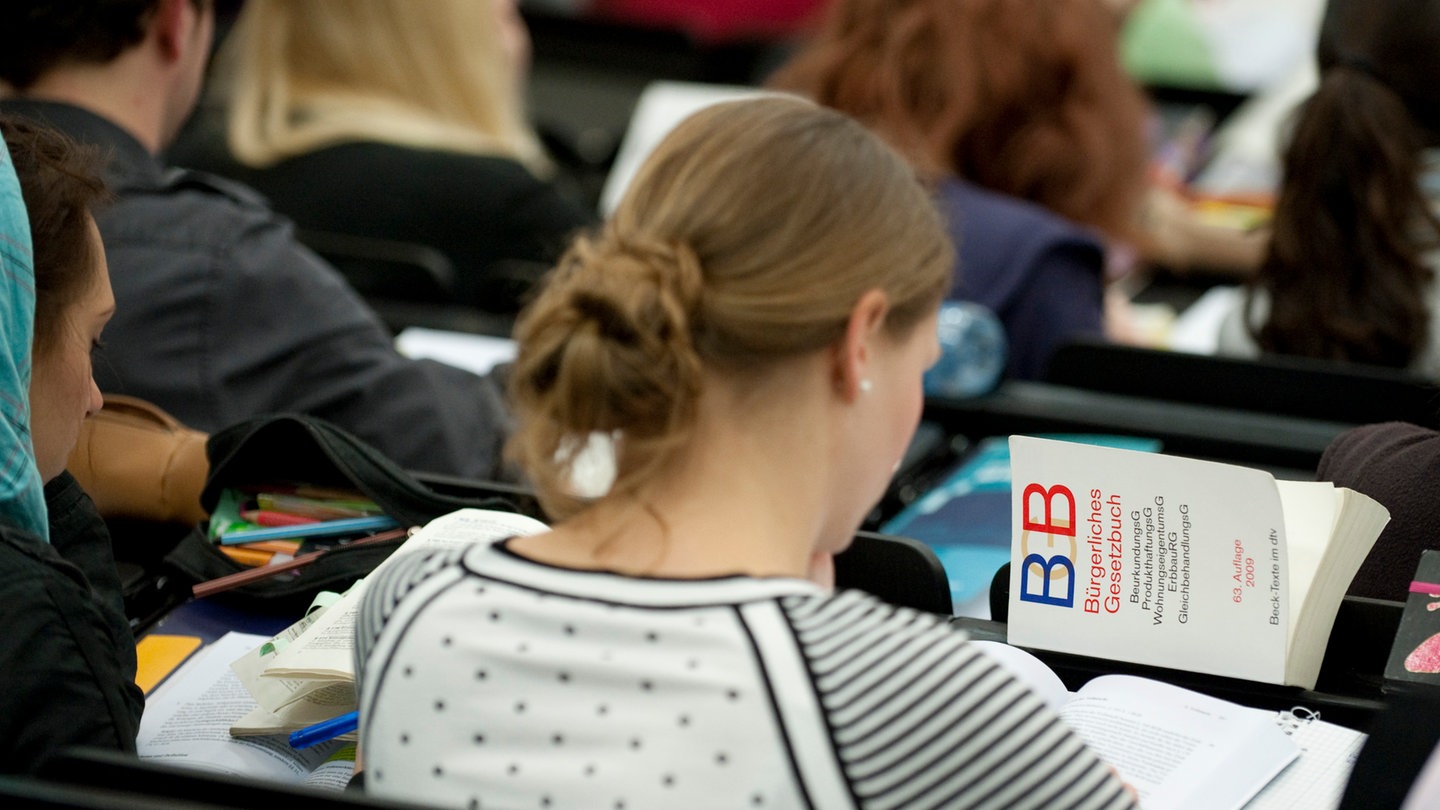 Studenten verfolgen in einem Hörsaal auf dem Campus der Universität eine Juravorlesung.