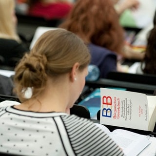 Studenten verfolgen in einem Hörsaal auf dem Campus der Universität eine Juravorlesung.