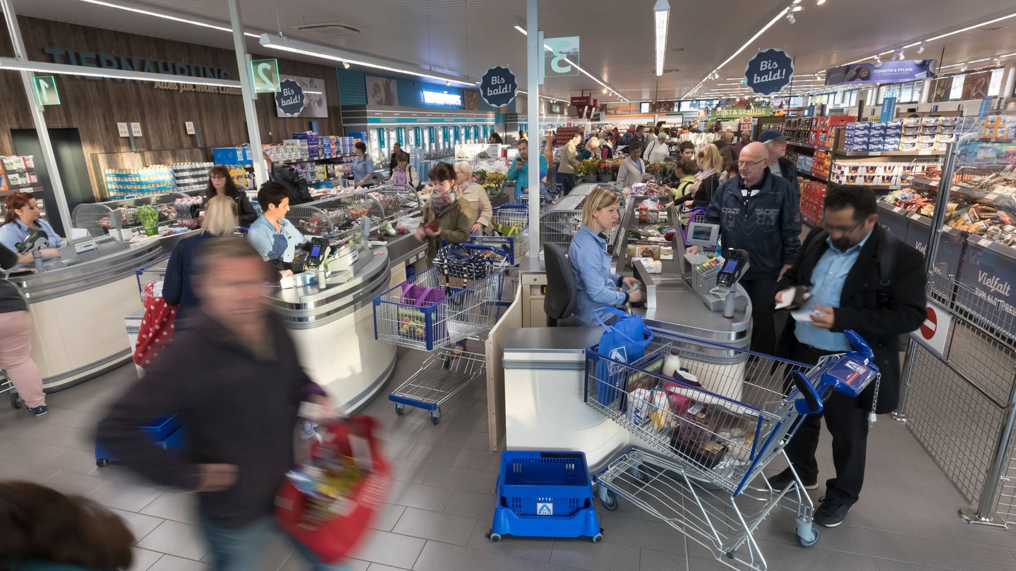 Symbolbild Kasse in einem Geschäft: Die zehnjährige Helene hat eine Kassiererin gerettet, die einen epileptischen Anfall hatte.