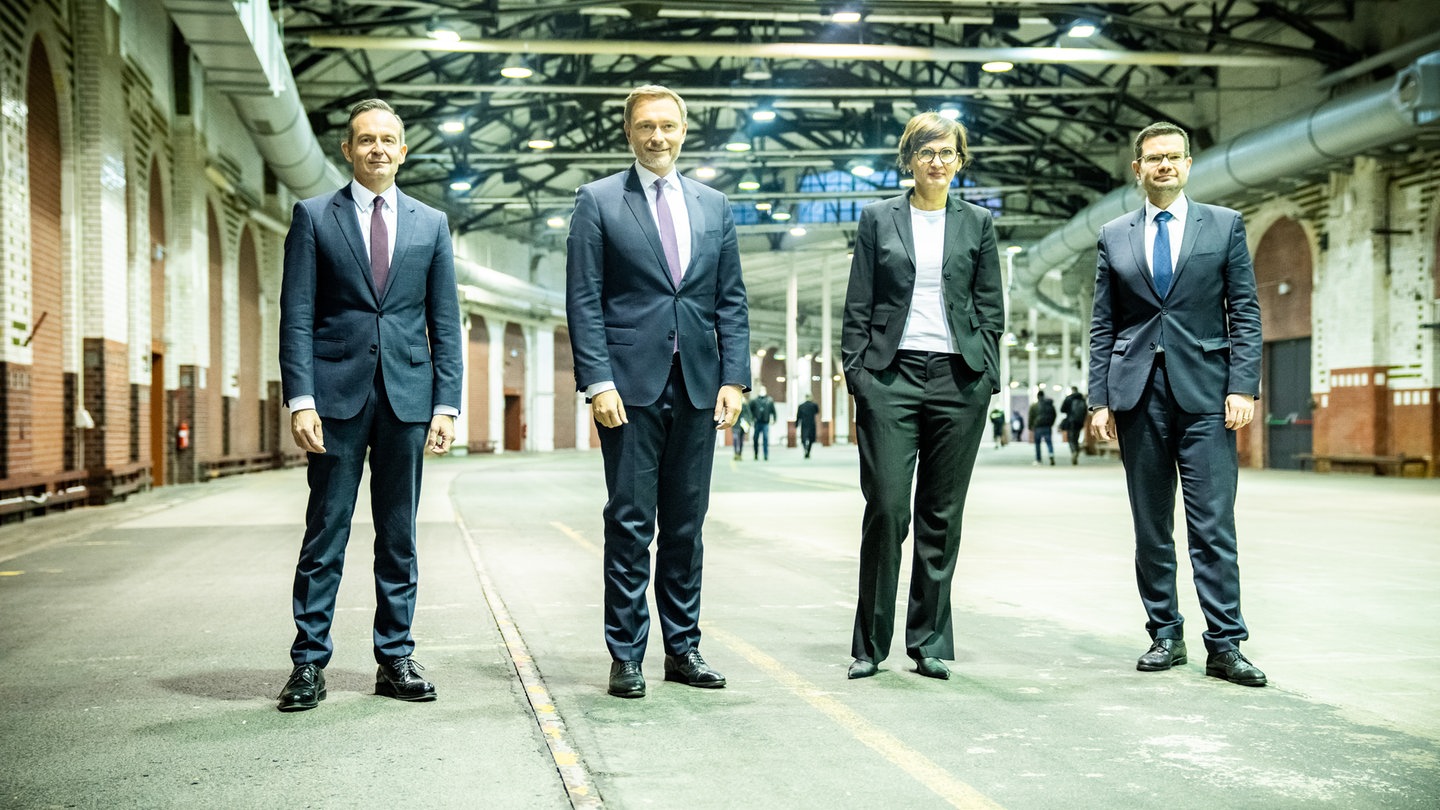 Volker Wissing (l-r), FDP-Generalsekretär und designierter Verkehrsminister, steht neben Christian Lindner, Parteivorsitzender der FDP und designierter Finanzminister, Bettina Stark-Watzinger (FDP) designierte Bildungs- und Forschungsministerin sowie Marco Buschmann, Erster Parlamentarischer Geschäftsführer der FDP-Bundestagsfraktion