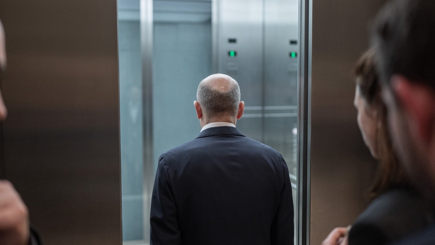 Bundeskanzler Olaf Scholz (SPD), steigt nach der Fraktionssitzung nach dem Bruch der Ampelkoalition in den Aufzug.