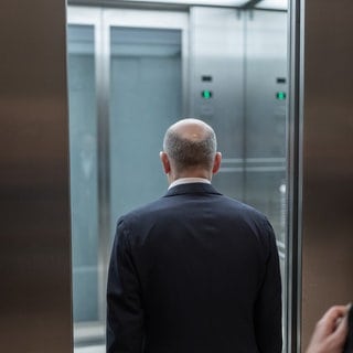 Bundeskanzler Olaf Scholz (SPD), steigt nach der Fraktionssitzung nach dem Bruch der Ampelkoalition in den Aufzug.