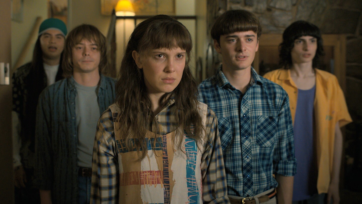 Charlie Heaton als Jonathan, Millie Bobby Brown als Eleven, Noah Schnapp als Will Byers und Finn Wolfhard als Mike Wheeler in einer Szene der vierten Staffel der Mystery-Serie 