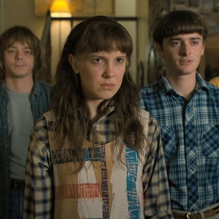 Charlie Heaton als Jonathan, Millie Bobby Brown als Eleven, Noah Schnapp als Will Byers und Finn Wolfhard als Mike Wheeler in einer Szene der vierten Staffel der Mystery-Serie "Stranger Things".