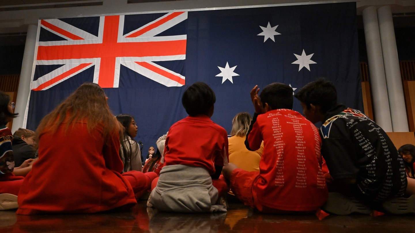 Kinder am Nationalen Flaggentag in Autraliens Haupstadt Canberra.