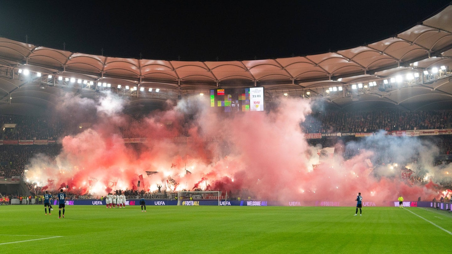 Champions League: Pyrotechnik beim Spiel VfB Stuttgart gegen Atalanta Bergamo