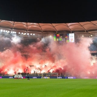 Champions League: Pyrotechnik beim Spiel VfB Stuttgart gegen Atalanta Bergamo