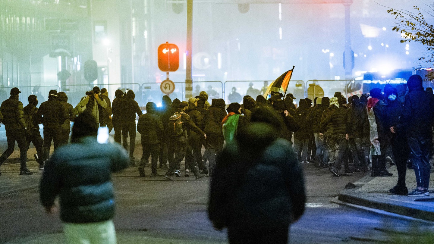 Demonstranten bei einer pro-palästinensischen Demonstration in Amsterdam während des Spiels Ajax gegen Maccabi Tel-Aviv