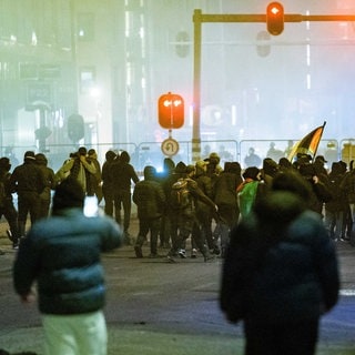 Demonstranten bei einer pro-palästinensischen Demonstration in Amsterdam während des Spiels Ajax gegen Maccabi Tel-Aviv 