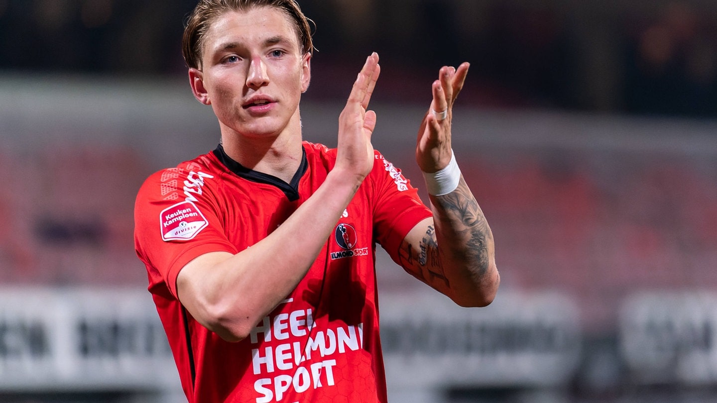 2024-10-04 Helmond v Jong Ajax - Dutch Keuken Kampioen Divisie HELMOND, NETHERLANDS - OCTOBER 4: Dario Sits of Helmond Sport applauds for the fans during the Dutch Keuken Kampioen Divisie match between Helmond Sport and Jong Ajax at Lavans Stadion on October 4, 2024 in Helmond, Netherlands. (Photo by Joris Verwijst/BSR Agency) Helmond Netherlands Content not available for redistribution in The Netherlands directly or indirectly through any third