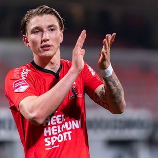 2024-10-04 Helmond v Jong Ajax - Dutch Keuken Kampioen Divisie HELMOND, NETHERLANDS - OCTOBER 4: Dario Sits of Helmond Sport applauds for the fans during the Dutch Keuken Kampioen Divisie match between Helmond Sport and Jong Ajax at Lavans Stadion on October 4, 2024 in Helmond, Netherlands. (Photo by Joris VerwijstBSR Agency) Helmond Netherlands Content not available for redistribution in The Netherlands directly or indirectly through any third