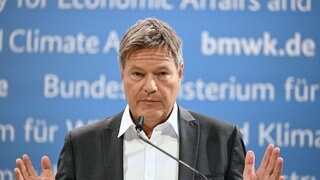 Bundeswirtschaftsminister Robert Habeck (Bündnis 90Die Grünen) spricht während eines Statements nach dem Bruch der Ampel-Koalition.