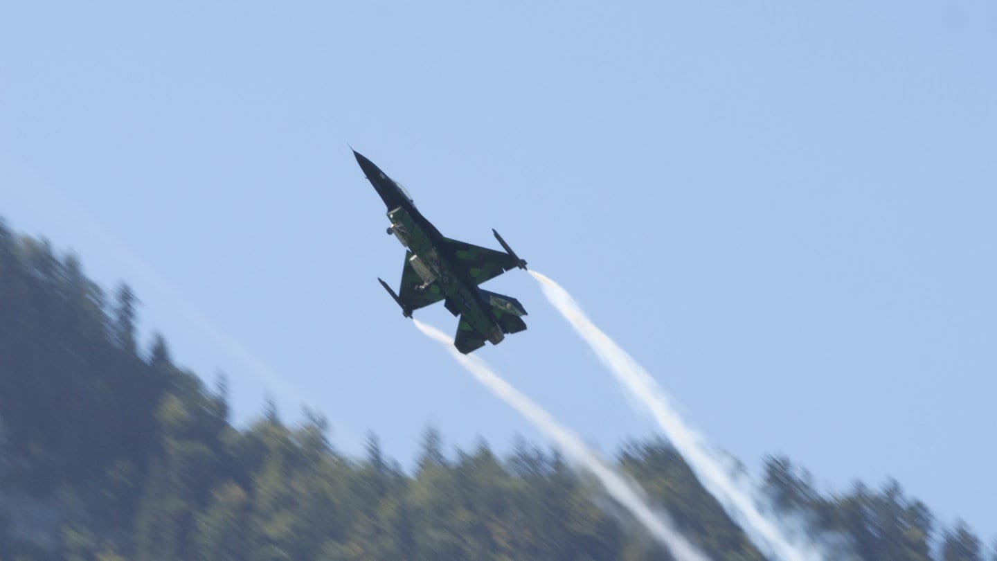 Ein F-16 Kampfjet bei einer Simulation in Mollis (Schweiz) im August 2023.