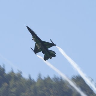 Ein F-16 Kampfjet bei einer Simulation in Mollis (Schweiz) im August 2023.