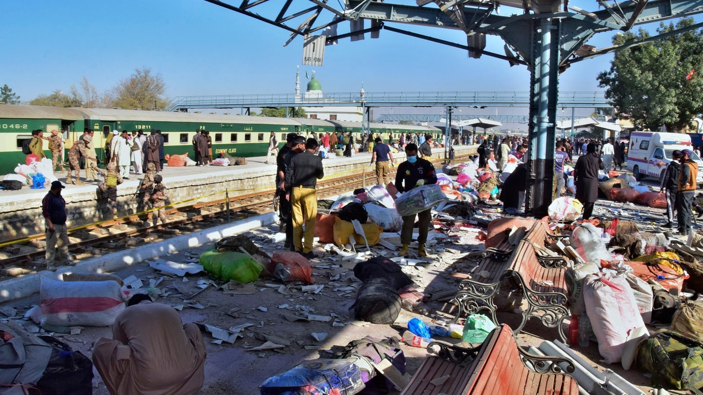 Sicherheitskräfte untersuchen den Ort einer Explosion in einem Bahnhof im Südwesten Pakistans.