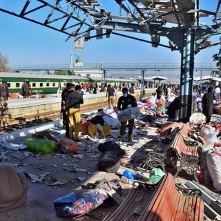 Sicherheitskräfte untersuchen den Ort einer Explosion in einem Bahnhof im Südwesten Pakistans.