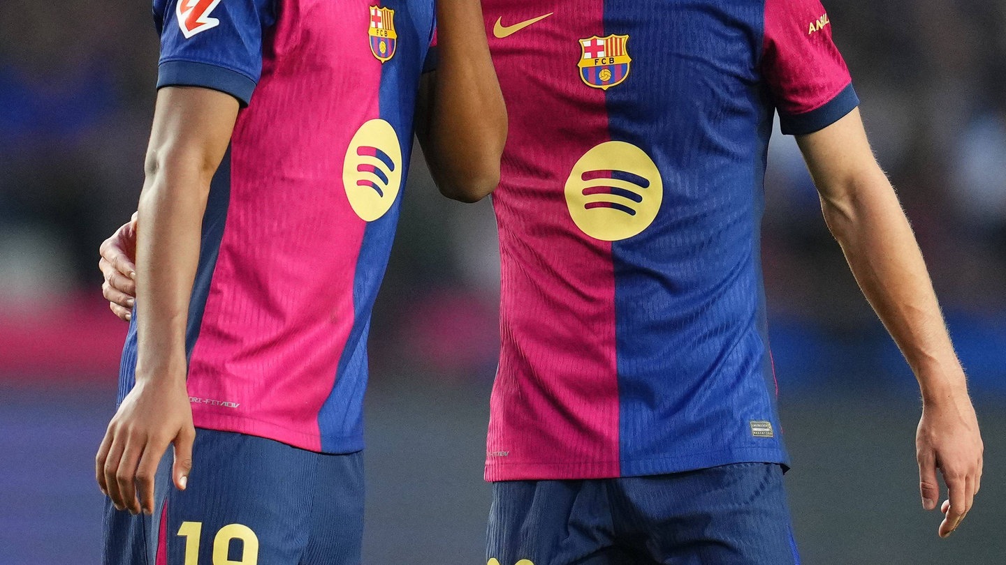 Lamine Yamal und Dani Olmo vom FC Barcelona. Sie tragen ein Trikot von Ausrüster Nike, der seit 1998 mit dem FC Barcelona zusammenarbeitet.