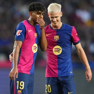 Lamine Yamal und Dani Olmo vom FC Barcelona. Sie tragen ein Trikot von Ausrüster Nike, der seit 1998 mit dem FC Barcelona zusammenarbeitet.