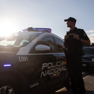 Ein Polizist der spanischen Policia Nacional patroulliert am Strand von El Arenal. 