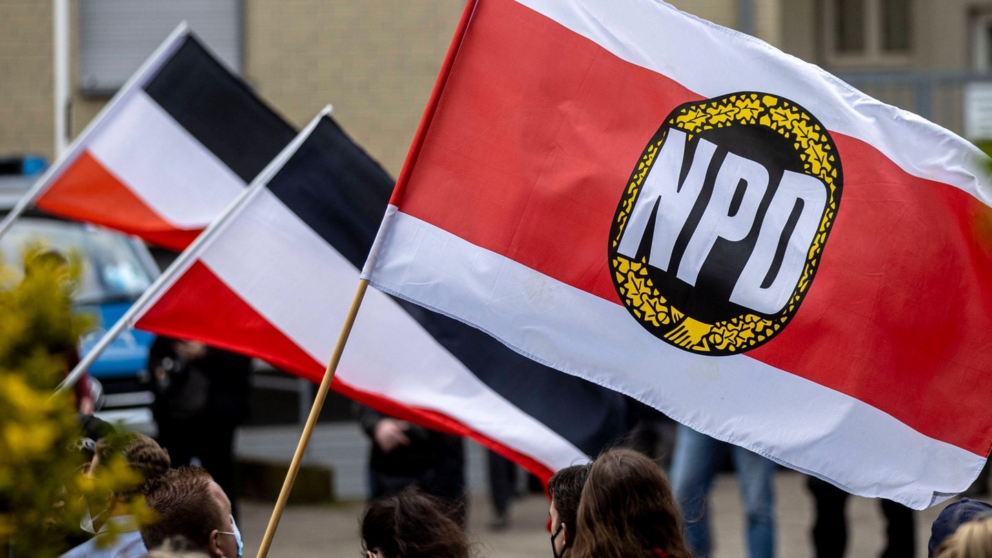 Demo von rechten Parteien in Karlsruhe geplant: Demonstranten mit NPD-Flagge