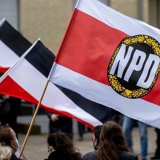 Demo von rechten Parteien in Karlsruhe geplant: Demonstranten mit NPD-Flagge