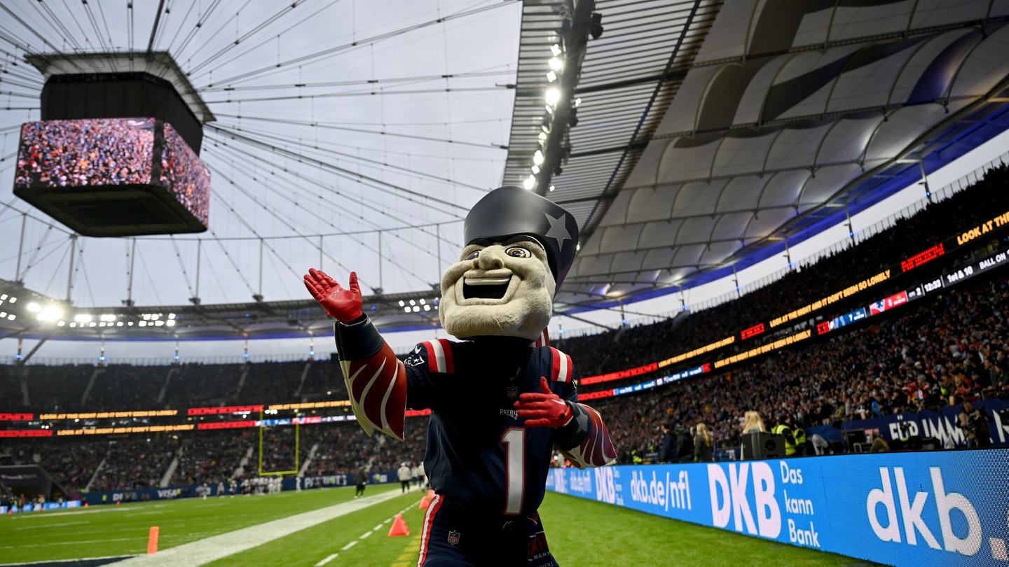 NFL im Deutsche Bank Park. Pat Patriot, Maskottchen der New England Patriots, sorgt für Stimmung.