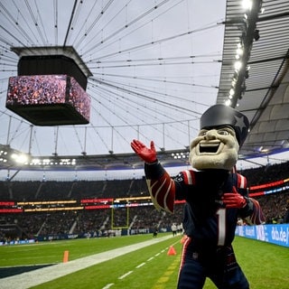 NFL im Deutsche Bank Park. Pat Patriot, Maskottchen der New England Patriots, sorgt für Stimmung.