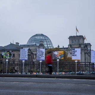 Eine Plakat-Aktion zum Erinnern an den Mauerfall: Die Plakate zeichnen zum 35. Jahrestag vor dem Reichstagsgebäude den Weg der Berliner Mauer nach. 