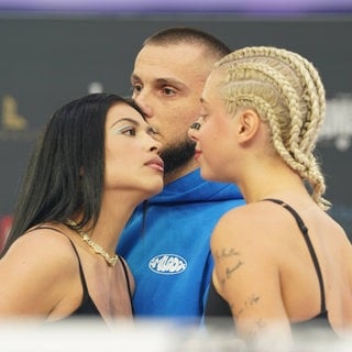 Walentina Doronina & Hati Suarez bei der Pressekonferenz von Fame Fighting 2: Schon vor dem Boxkampf gabs ne Kopfnuss für Walentina.