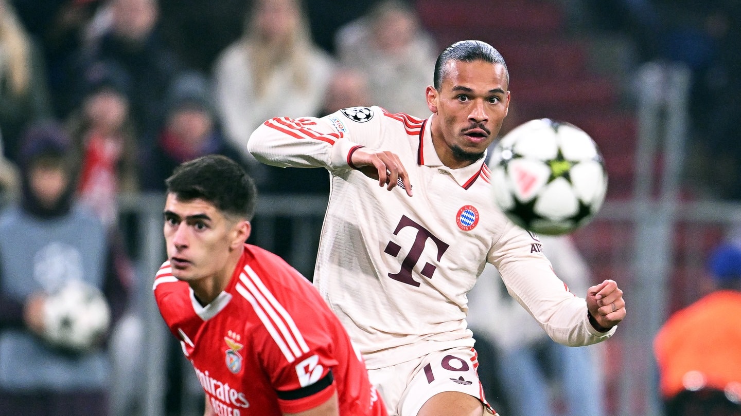 Fußball: Champions League, Bayern München - Benfica Lissabon, Vorrunde, 4. Spieltag, Allianz Arena, Münchens Leroy Sané (r) schießt gegen Benficas Antonio Silva auf das Tor.